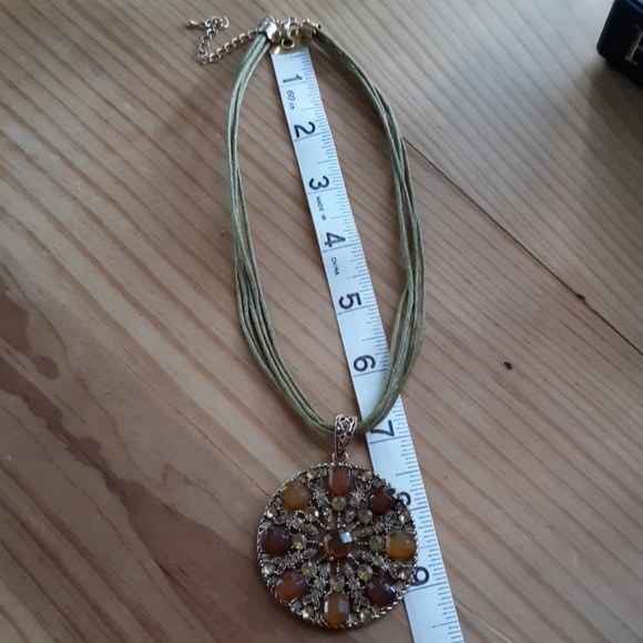 Gorgeous Medallion Necklace - Picture 5 of 7